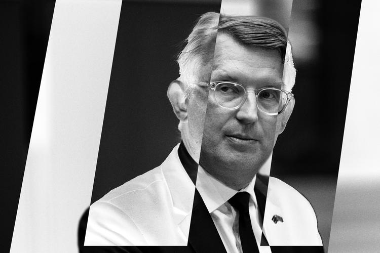     Ministeroverdragelse mellem Jakob Ellemann-Jensen (V), som bliver økonomiminister og Troels Lund Poulsen (V), der overtager posten som forsvarsminister.   Illustration Mads Djervig. Originalfoto: Thomas Borberg 