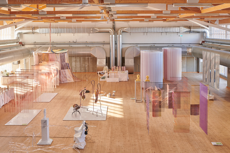 Biennalen for Kunsthåndværk og Design er i år blevet placeret hos Copenhagen Contemporary, hvor der heldigvis er god plads til alle værkerne.   Foto: Michael Rygaard