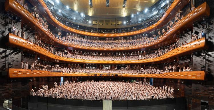 Hvis dirigenten ved Operaen i København vendte sig om, ville salen se næsten sådan ud, bortset fra at kunstneren Martin Liebscher har sat sig på alle pladser på nær én. For den sidder hans hustru på.  Foto: Martin Liebscher