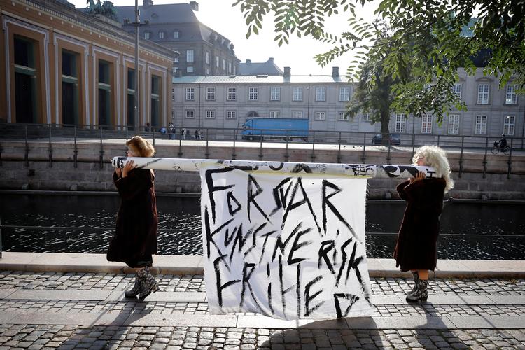 Det er protester som blandt andet denne foran Kulturministeriet, der har fået regeringen til at ændre koranloven, så den ikke rammer kunst i samme omfang som tidligere. Foto: Jens Dresling