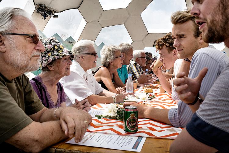 Når unge er sammen med unge, taler de på en måde, og ældre, der er sammen med andre ældre, taler på en anden måde. Og som regel tilpasser vi os situationen, når generationerne mødes på tværs, men på nogle områder opstår der også en sproglig generationskløft, hvor vi ikke forstår hinanden.  Arkivfoto Peter Klint