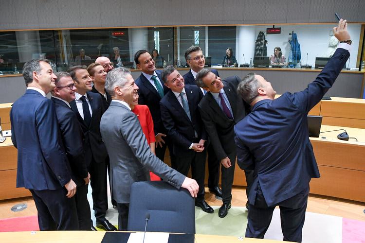 Luxembourgs statsminister, Xavier Bettel, tager en afskeds-selfie sammen med nogle af de andre EU-ledere, da han forlader statsministerposten.  