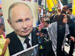 Politiske ledere fra Hamas har netop været i Moskva, hvor de mødtes med Ruslands viceudenrigsminister. Her holder palæstinensiske demonstranter en plakat af den russiske præsident under en demonstration på Vestbredden til støtte for befolkningen i Gaza.   Foto: Yosri Aljamal/Ritzau Scanpix