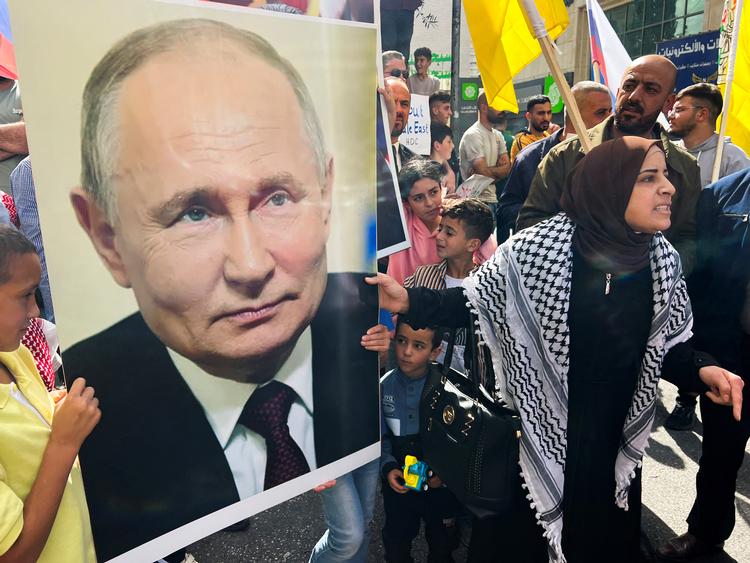 Politiske ledere fra Hamas har netop været i Moskva, hvor de mødtes med Ruslands viceudenrigsminister. Her holder palæstinensiske demonstranter en plakat af den russiske præsident under en demonstration på Vestbredden til støtte for befolkningen i Gaza.   Foto: Yosri Aljamal/Ritzau Scanpix
