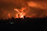 Gaza under aftenens og nattens bombardamenter.  Foto: Yousef Hassouna/Ritzau Scanpix