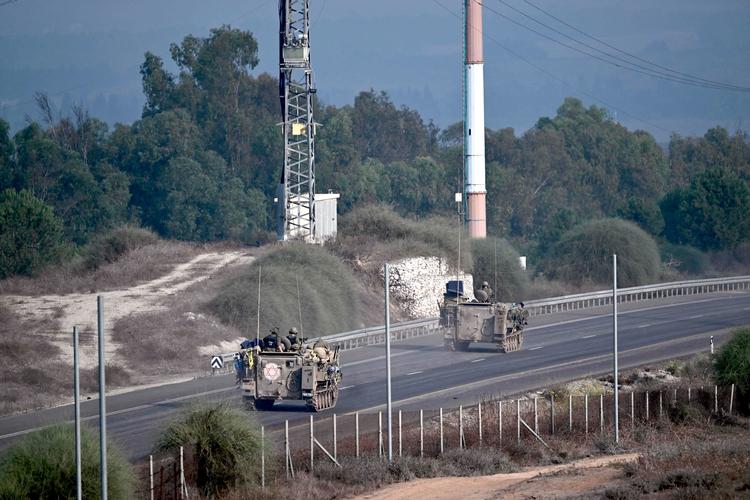 Israelske soldater i pansrede mandskabsvogne i udkanten af den sydisraelske by Sderot. Foto: Aris Messinis/Ritzau Scanpix