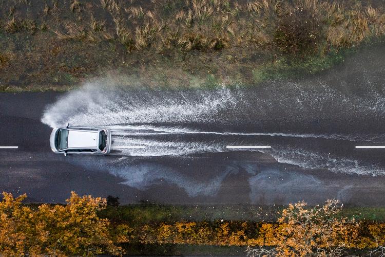 Søskovvej ved Byledet i Brabrand ved Aarhus fotograferet i går. Vejen er nu delvist spærret i begge retninger. Foto: Helle Arensbak Helle Arensbak/Ritzau Scanpix