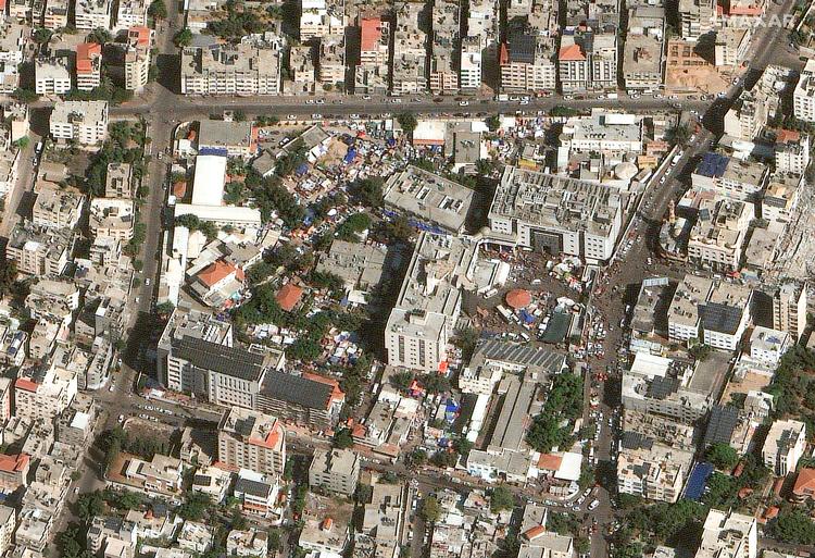 Al-Shifa-sygehuset ligger i et bygningskompleks i Gaza By. Under det har Hamas tilsyneladende indrettet kommando- og lagerbunkere i forventning om, at Israel ikke vil ramme sygehuset. Foto: Maxar Technologies/Ritzau Scanpix