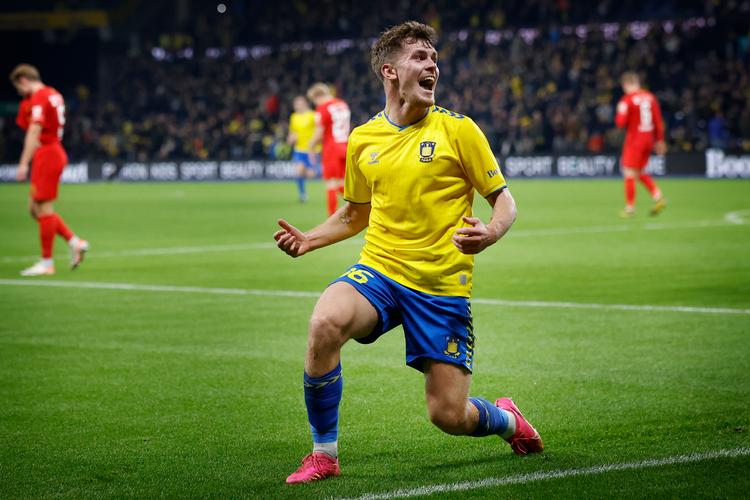 Mathias Kvistgaarden jubler efter sin scoring til 1-0. Brøndbyspilleren var med til at sikre sit hold en samlet sejr på 2-1. Brøndby ligger efter 13 spillerunder på 2. pladsen et point efter FCK.    Foto: Jens Dresling