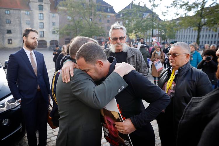 Udenrigsminister Lars Løkke Rasmussen (M) mødte demonstranterne og gav en pårørende til et af Hamas' gidsler et kram.  Foto: Jens Dresling