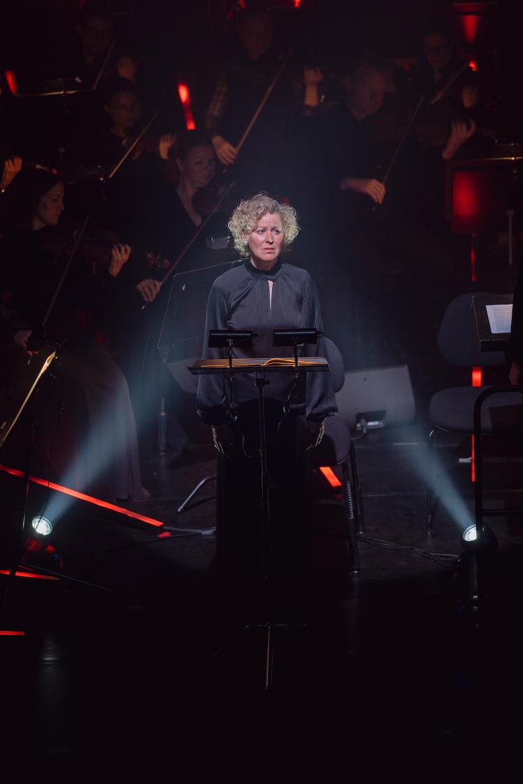 Ukrainekoncerten var den sidste i Copenhagen Phils serie ’Afgørende øjeblikke’.  Det var en stærk oplevelse i sin blanding af koncert og skuespil og i sit fokus på krigen.  Foto: Benjamin Krog