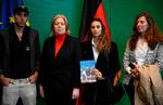 Ricarda Louk (th.) har fået oplyst af Israels militær, at hendes datter, Shani Louk, der har været savnet siden 7. oktober, er død. En video, som CNN efterfølgende har verificeret, viste Shani Louk på ladet af en firhjulstrækker, mens Hamas-soldater sad ovenpå hende. Foto: Tobias Schwarz/Ritzau Scanpix