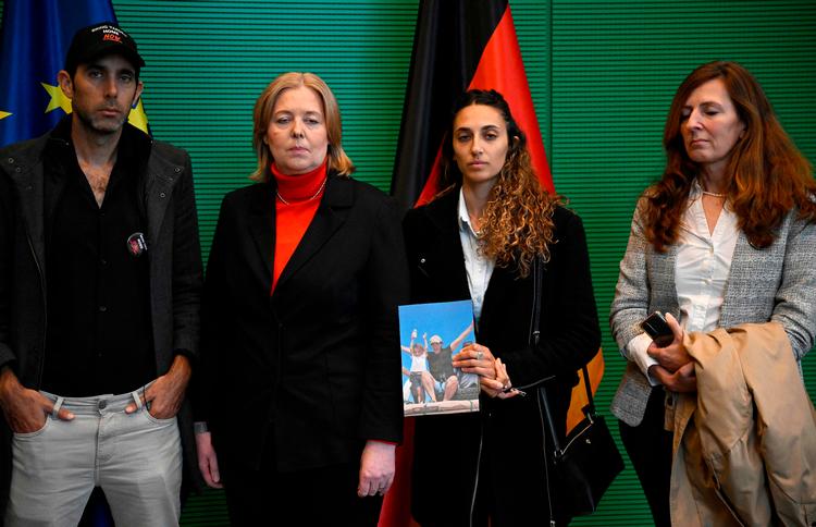 Ricarda Louk (th.) har fået oplyst af Israels militær, at hendes datter, Shani Louk, der har været savnet siden 7. oktober, er død. En video, som CNN efterfølgende har verificeret, viste Shani Louk på ladet af en firhjulstrækker, mens Hamas-soldater sad ovenpå hende. Foto: Tobias Schwarz/Ritzau Scanpix