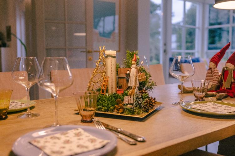 Ensomhed og jul er en livsfarlig cocktail, skriver Bente Klarlund og kommer med en opfordring: Det er slet ikke for tidligt at invitere til juleaften. Foto: Anders Holst Pedersen