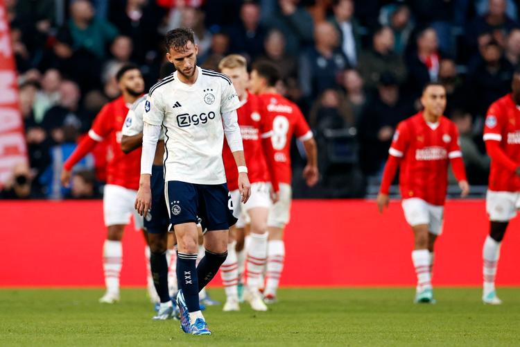 Ajax-spiller Branco van den Boomen ser til, efter PSV Eindhoven scorede et mål i søndagens kamp, som endte med endnu en afklapsning til Ajax. Holdet tabte 2-5. Foto: Maurice Van Steen/Ritzau Scanpix