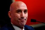 Tidligere præsident i Det Spanske Fodboldforbund, Luis Rubiales, er blevet idømt en karantæne på tre år af Det Internationale Fodboldforbund (Fifa). Det sker efter sagen, hvor Rubiales kyssede den spanske VM-spiller Jennifer Hermoso på munden efter VM-finalen 20. august. Foto: Oscar del Pozo/Ritzau Scanpix