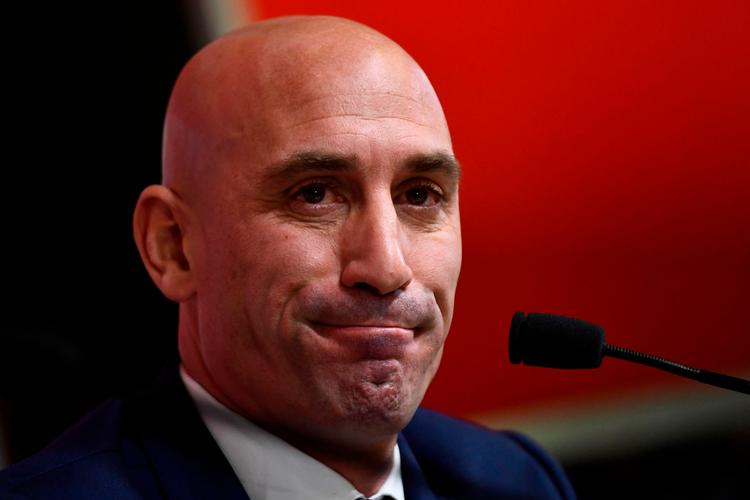 Tidligere præsident i Det Spanske Fodboldforbund, Luis Rubiales, er blevet idømt en karantæne på tre år af Det Internationale Fodboldforbund (Fifa). Det sker efter sagen, hvor Rubiales kyssede den spanske VM-spiller Jennifer Hermoso på munden efter VM-finalen 20. august. Foto: Oscar del Pozo/Ritzau Scanpix