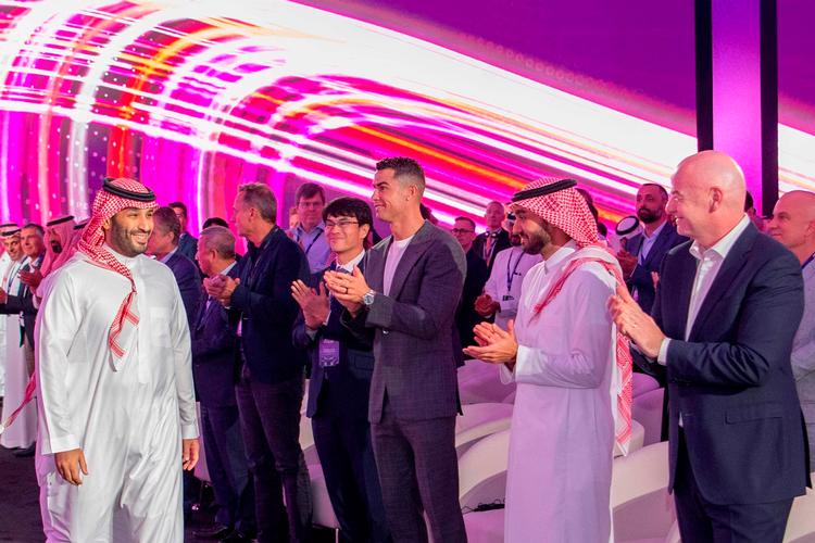 Fifa-præsident Gianni Infantino (til højre) og fodboldstjernen Cristiano Ronaldo klappede ad Saudi-Arabiens leder, kronprins Mohammed bin Salman (til venstre), til et arrangement i Riyadh en god uge, før det stod klart, at saudierne skal være vært for VM i 2034.  Foto: -/Ritzau Scanpix