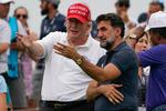 Yasir Al-Rumayyan er central i Saudi-Arabiens voldsomme indtog i sport. Her snakker han med Donald Trump til en golfturnering for kendte. Foto: Seth Wenig/Ritzau Scanpix
