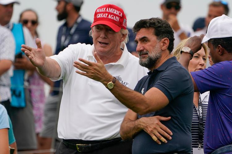 Yasir Al-Rumayyan er central i Saudi-Arabiens voldsomme indtog i sport. Her snakker han med Donald Trump til en golfturnering for kendte. Foto: Seth Wenig/Ritzau Scanpix