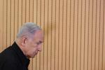 Benjamin Netanyahu, Israels regeringsleder, på vej til pressekonference. Han beder aviser om ikke at præsentere ham som svag eller presset. Han siger, at det kan friste Hizbollah til at indlede et nyt angreb på Israel. Foto: Pool/Ritzau Scanpix