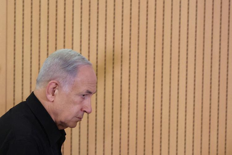 Benjamin Netanyahu, Israels regeringsleder, på vej til pressekonference. Han beder aviser om ikke at præsentere ham som svag eller presset. Han siger, at det kan friste Hizbollah til at indlede et nyt angreb på Israel. Foto: Pool/Ritzau Scanpix