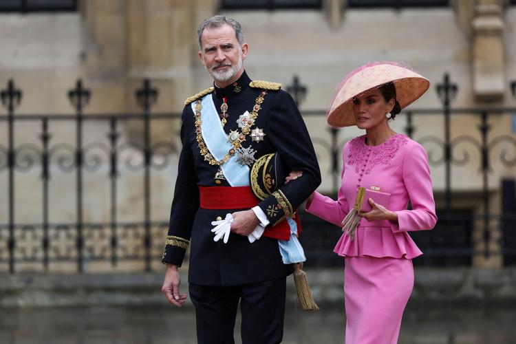 Spaniens kongepar, Felipe VI og Letizia, her fotograferet i forbindelse med kroningen af kong Charles i Storbritannien, kommer nu også på officielt besøg hos den danske dronning.   Foto: Henry Nicholls/Ritzau Scanpix