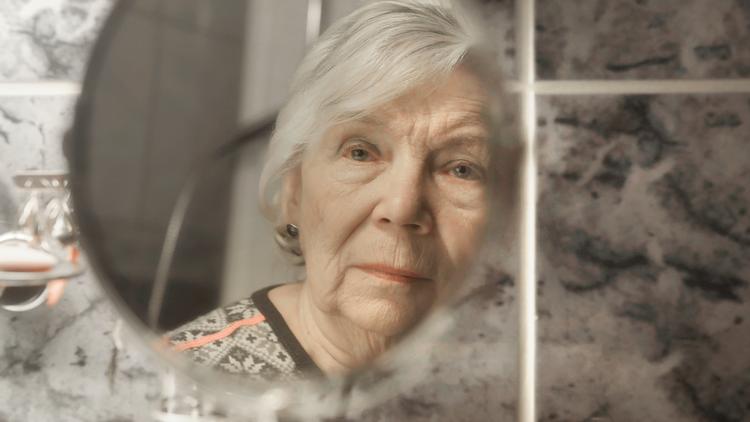 Ligner Olaug den afdøde Lita på en prik? Eller kan man overhovedet se den slags 35 år efter Litas død? Foto: Pia Lehto