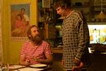 Gustaf Hammarsten og Shanti Roy spillede også de to kollektivister Göran og Klass ' Klasse' i den første film for 23 år siden.  Foto: Still fra filmen