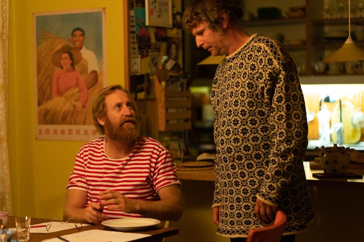 Gustaf Hammarsten og Shanti Roy spillede også de to kollektivister Göran og Klass ' Klasse' i den første film for 23 år siden.  Foto: Still fra filmen