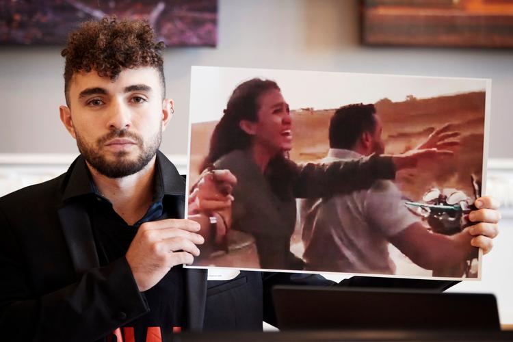 Ofir Tamir med et foto af sin nære veninde Noa Argamani, der blev bortført og kørt væk på motorcykel af Hamas-terrorister 7. oktober.  Foto: Jens Dresling