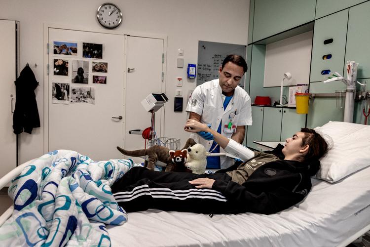 På Rigshospitalet Glostrup har de succes med at få udenlandske sygeplejersker ansat, som dækker ind, hvor der er behov. Omid Niknam er uddannet i Iran. Foto: Jacob Ehrbahn