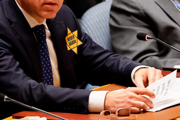 Israels FN-ambassadør, Gilad Erdan, bar en gul Davidstjerne i FN's Sikkerhedsråd mandag. »Fra i dag vil I, hver gang I kigger på mig, huske, hvad det betyder at forblive tavse over for ondskab«, begrundede han beslutningen om at bære symbolet, som jøderne blev tvunget til at bære under Anden Verdenskrig af nazisterne. Foto: Michael M. Santiago/Ritzau Scanpix