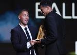 Tidligere fodboldspiller Eden Hazard giver Real Madrids britiske stjernespiller, Jude Bellingham, Kopa-trofæet.  Foto: Stephanie Lecocq/Ritzau Scanpix