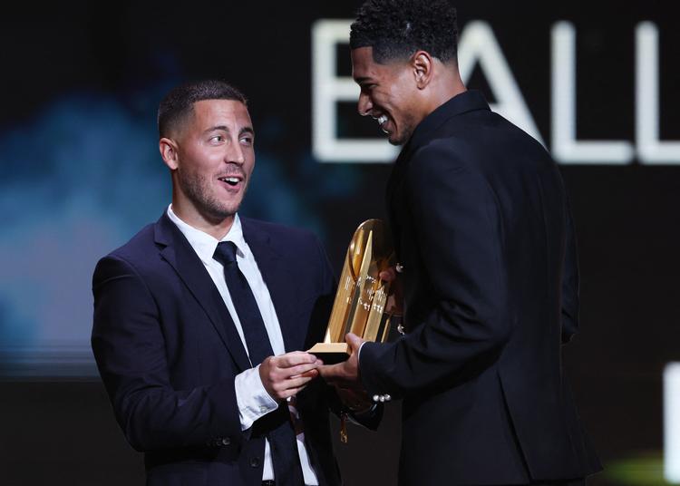 Tidligere fodboldspiller Eden Hazard giver Real Madrids britiske stjernespiller, Jude Bellingham, Kopa-trofæet.  Foto: Stephanie Lecocq/Ritzau Scanpix