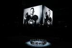 Spillere fra Anaheim Ducks og  Pittsburgh Penguins holder et minuts stilhed for at ære den tidligere Pittsburgh Penguins-spiller,  Adam Johnson, der døde efter et uheld på isen i lørdags. Foto: Charles Leclaire/Ritzau Scanpix