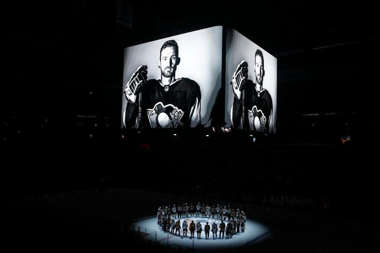Spillere fra Anaheim Ducks og  Pittsburgh Penguins holder et minuts stilhed for at ære den tidligere Pittsburgh Penguins-spiller,  Adam Johnson, der døde efter et uheld på isen i lørdags. Foto: Charles Leclaire/Ritzau Scanpix
