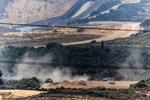 Israelske militærkøretøjer nær grænsen til Palæstina. Sporene af dem inde i Gazastriben kan nu også ses på satellitbilleder.  Foto: Evelyn Hockstein/Ritzau Scanpix