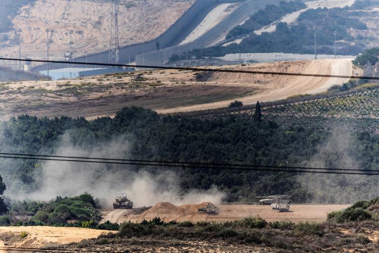 Israelske militærkøretøjer nær grænsen til Palæstina. Sporene af dem inde i Gazastriben kan nu også ses på satellitbilleder.  Foto: Evelyn Hockstein/Ritzau Scanpix