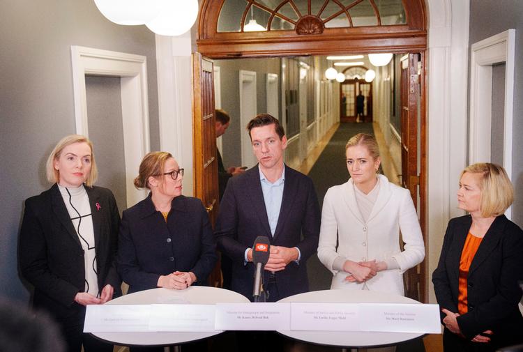 Fra venstre: Islands justitsminister Guðrún Hafsteinsdóttirk, Sveriges migrationsminister Maria Malmer Stenergard, Udlændinge- og Integrationsminister Kaare Dybvad Bek, Norges justitsminister Emilie Enger Mehl og Finlands indenrigsminister Mari Rantanen præsenterer aftalen i Udlændinge- og Integrationsministeriet i København. Foto: Liselotte Sabroe/Ritzau Scanpix