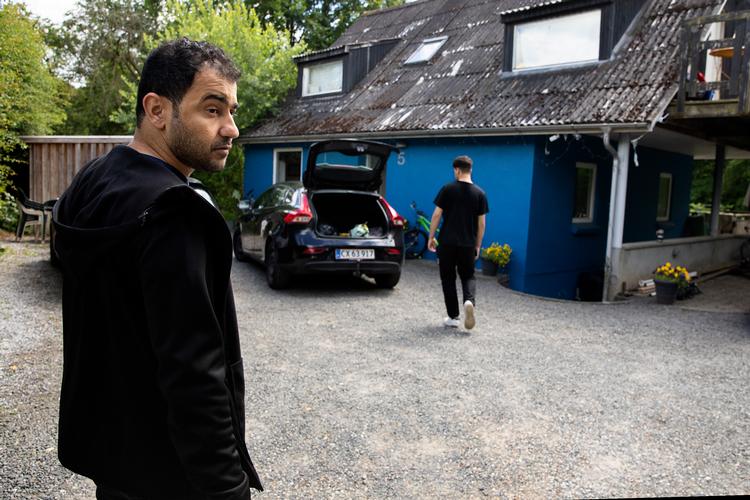 Sulaiman Ibrahim (i forgrunden) er onkel til 17-årige Farhad Tober fra Vejle, der i mere end halvandet år har været forsvundet. I begyndelsen af oktober bragte DR en dokumentar om sagen, og kort efter dukkede Farhad Tober op i Tyskland.  Arkivfoto Finn Frandsen