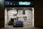 Hjemløs sover foran Lån &amp; Spar Bank i København. Rig/fattig. Ulighed. Udsatte borgere. Foto: Thomas Borberg