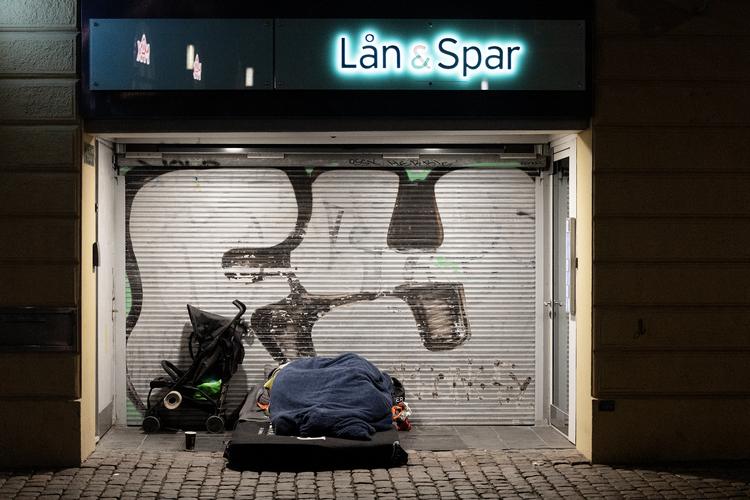 Hjemløs sover foran Lån &amp; Spar Bank i København. Rig/fattig. Ulighed. Udsatte borgere. Foto: Thomas Borberg