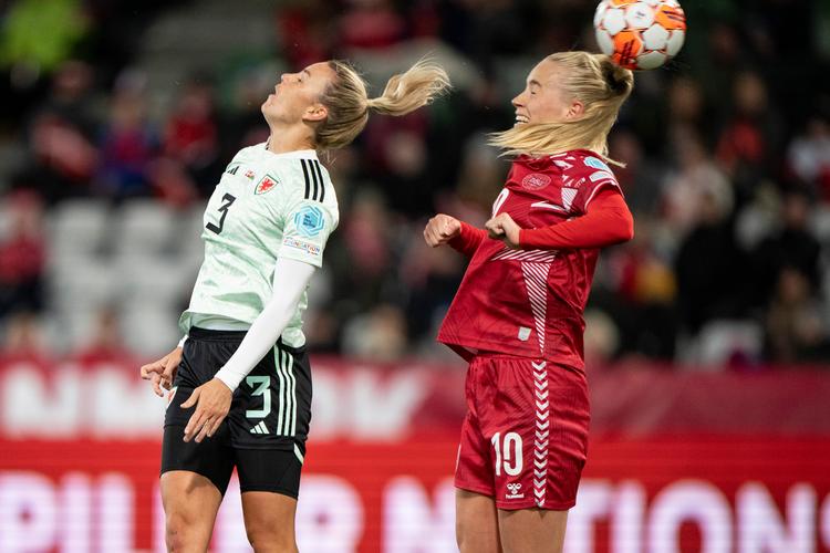 Med baghovedet fik Amalie Vangsgaard sat Danmark på sejrskurs, men det holdt alligevel hårdt at vinde 2-1 over Wales. Foto: Bo Amstrup/Ritzau Scanpix
