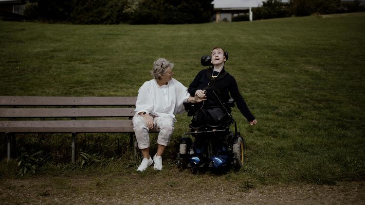 Morten Spiegelhauer undersøger i løbet af to 'Operation X'-programmer forholdene for personer med handikap på to bosteder i Vojens og København. Med skjult kamera bliver en muldvarp ansat og dokumenterer omfattende forråelse og omsorgssvigt. Foto: TV 2