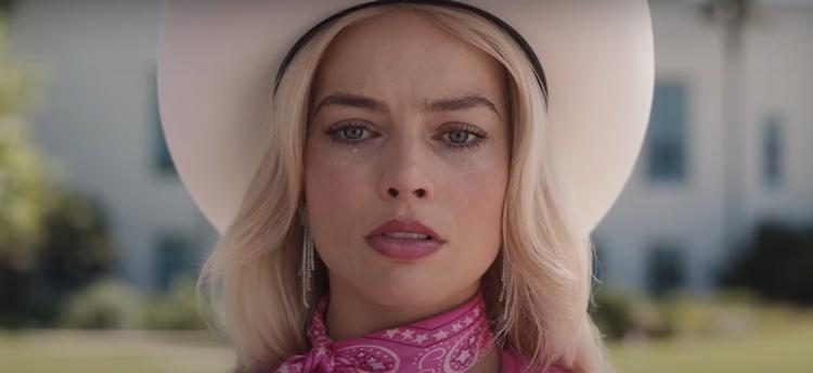 Barbie opdager sine tårer imens hun opdager det menneskelige følelsesregister i filmsuccesen 'Barbie'  