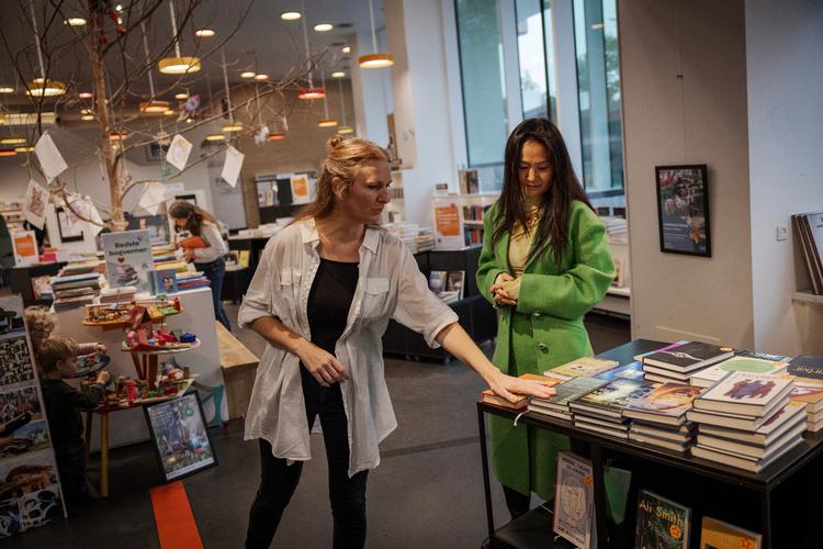 Kultur- og fritidsborgmester Mia Nyegaard (R) (i grønt) møder kritiker Sofie Kragh-Müller på Ørestad Bibliotek.   Foto: Miriam Dalsgaard