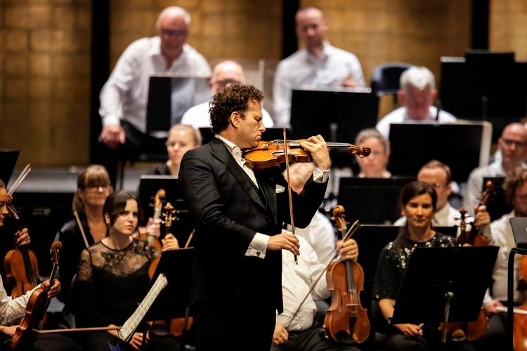 Violinvirtuosen Nikolaj Szeps-Znaider spiller i al diskretion en luksuskoncert på Det Kongelige Teater i denne måned. Foto: Finn Frandsen