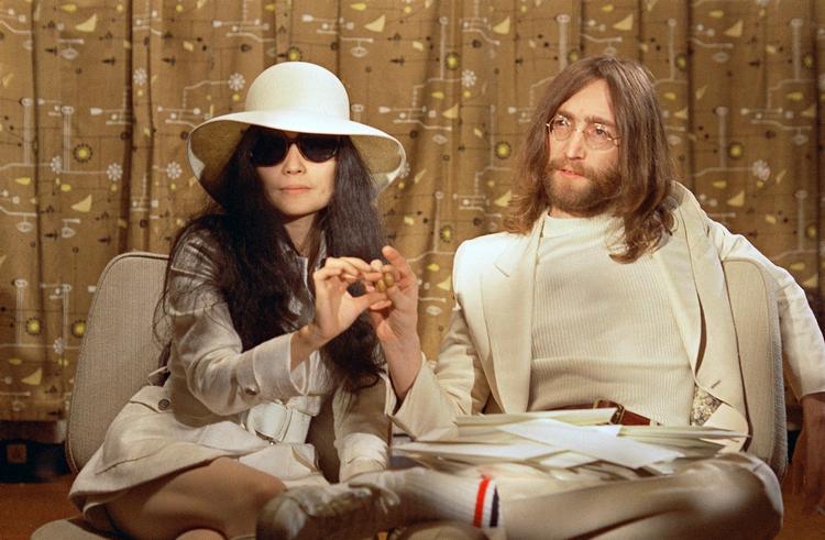 John Lennon blev skudt ved indgangen til sit hjem i New York i 1980. Nu vil en ny dokumentarserie undersøge drabet. Foto: Anonymous/Ritzau Scanpix