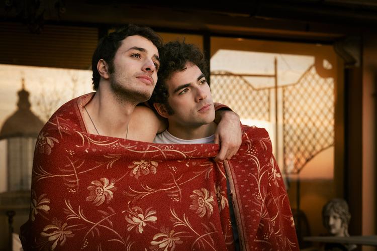 Hvad er vel dejligere end at nyde sin førsteparket til solnedgang over Forum Romanum efter et helt igennem ekstatisk første knald med sin elsker? Andrea Di Luigi og Damiano Gavino i 'Nuovo Olimpico'. Foto: Netflix